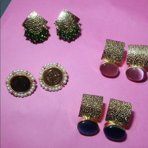 Stones stud earring in golden tone